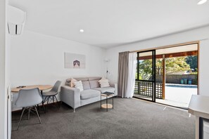 Standard Suite, 1 Bedroom, Kitchen (Unit - Sleeps 3) | Iron/ironing board, free WiFi, bed sheets - Alpine Garden Motel (Hanmer Springs)