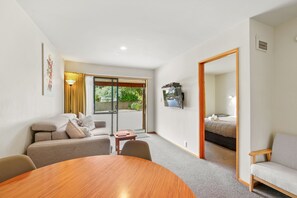 ファミリー スイート 2 ベッドルーム 禁煙 キッチン (Family Unit) | リビング エリア | 40 インチのスマートテレビ (ケーブル放送視聴可)