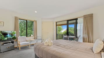 標準開放式客房, 非吸煙房, 簡易廚房 (Studio - Couples Retreat) | 1 間臥室、熨斗/熨衣板、免費無線上網、床單