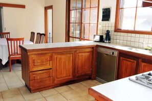 Four Bedroom Cottage | Private kitchen | Full-size fridge, microwave, oven, stovetop - Hawthorn Holiday House (Hawthorn)
