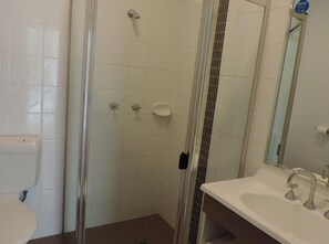 Shower, designer toiletries, towels, soap - Pacific Coast Motel (Labrador)