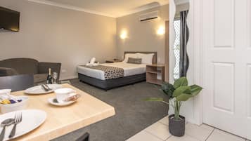 Ropa de cama de alta calidad, cortinas opacas, sistema de insonorización