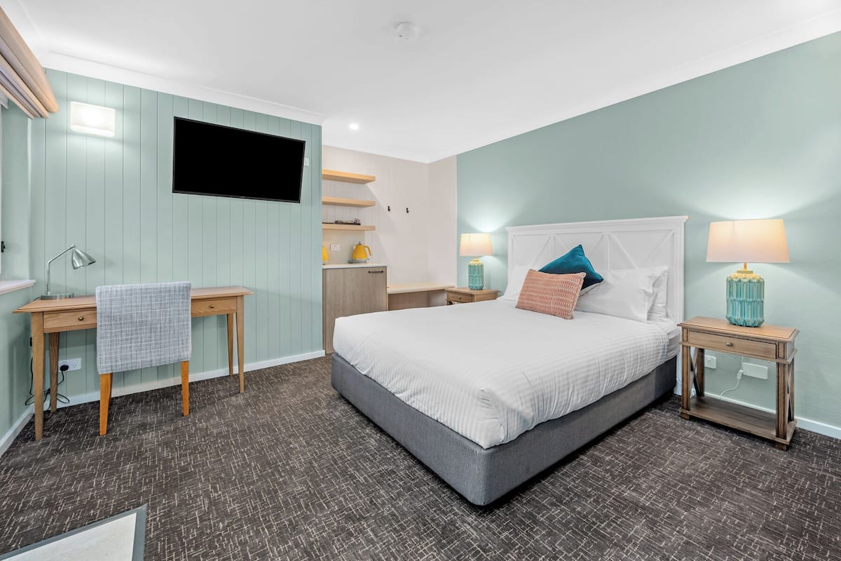 Standard Room, Non Smoking (Double Room) | 1 bedroom, in-room safe, individually decorated, individually furnished