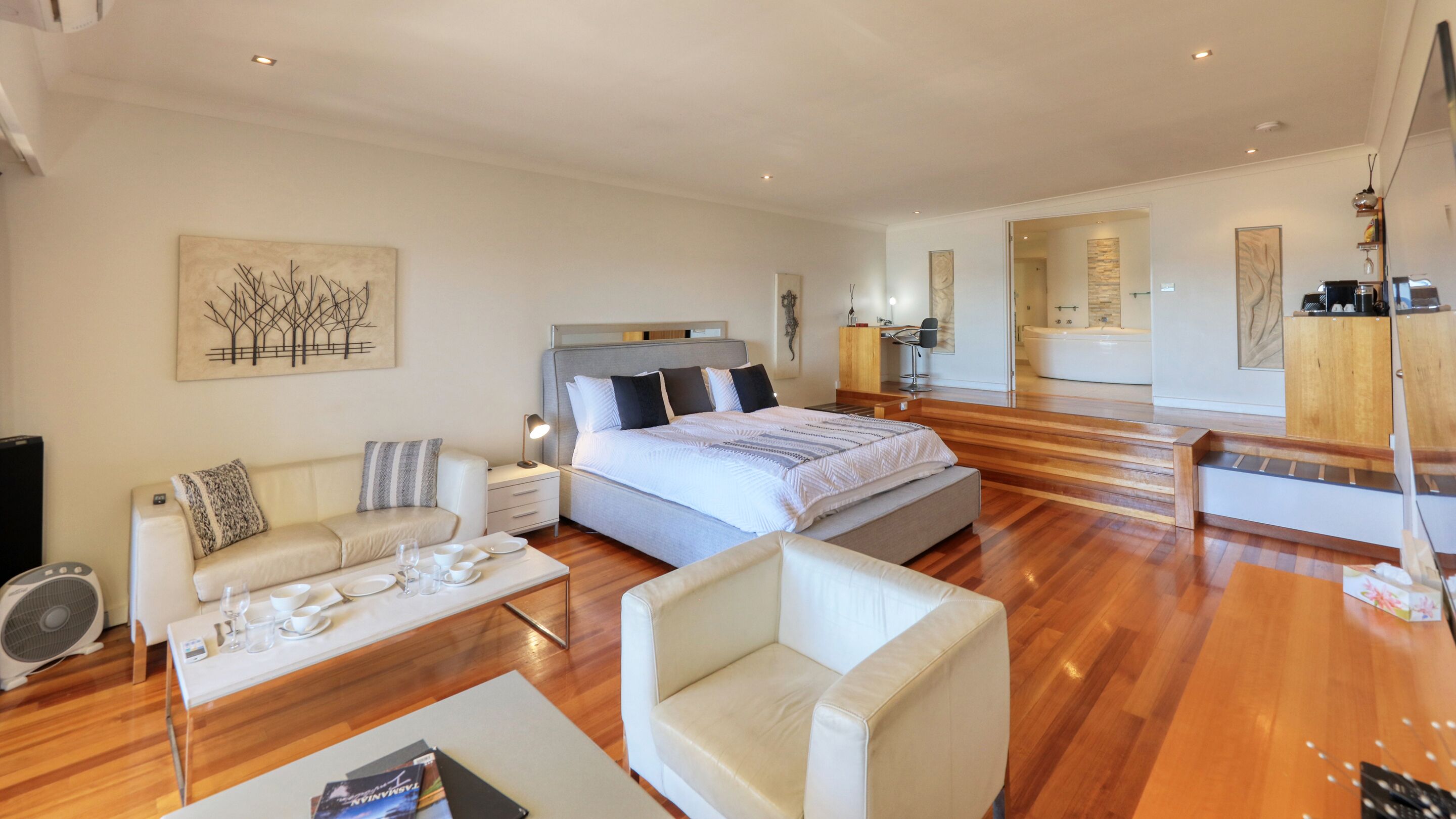 Penthouse | Wohnzimmer | Flachbildfernseher, DVD-Player
