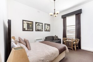 Hypo-allergenic bedding, pillowtop beds, minibar, individually decorated - The Madsen (Penguin)