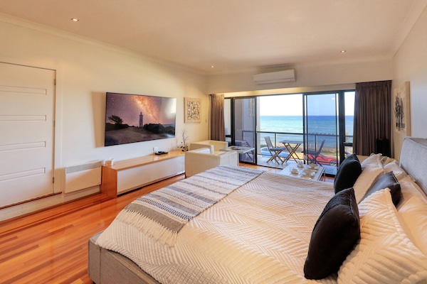 Penthouse | Hypo-allergenic bedding, pillowtop beds, minibar, individually decorated