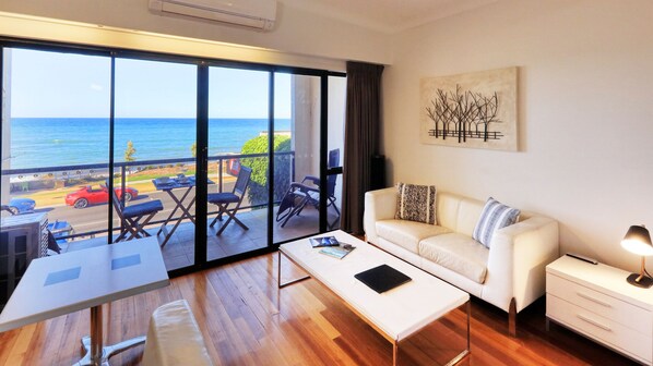 Penthouse | Hypo-allergenic bedding, pillowtop beds, minibar, individually decorated - The Madsen (Penguin)