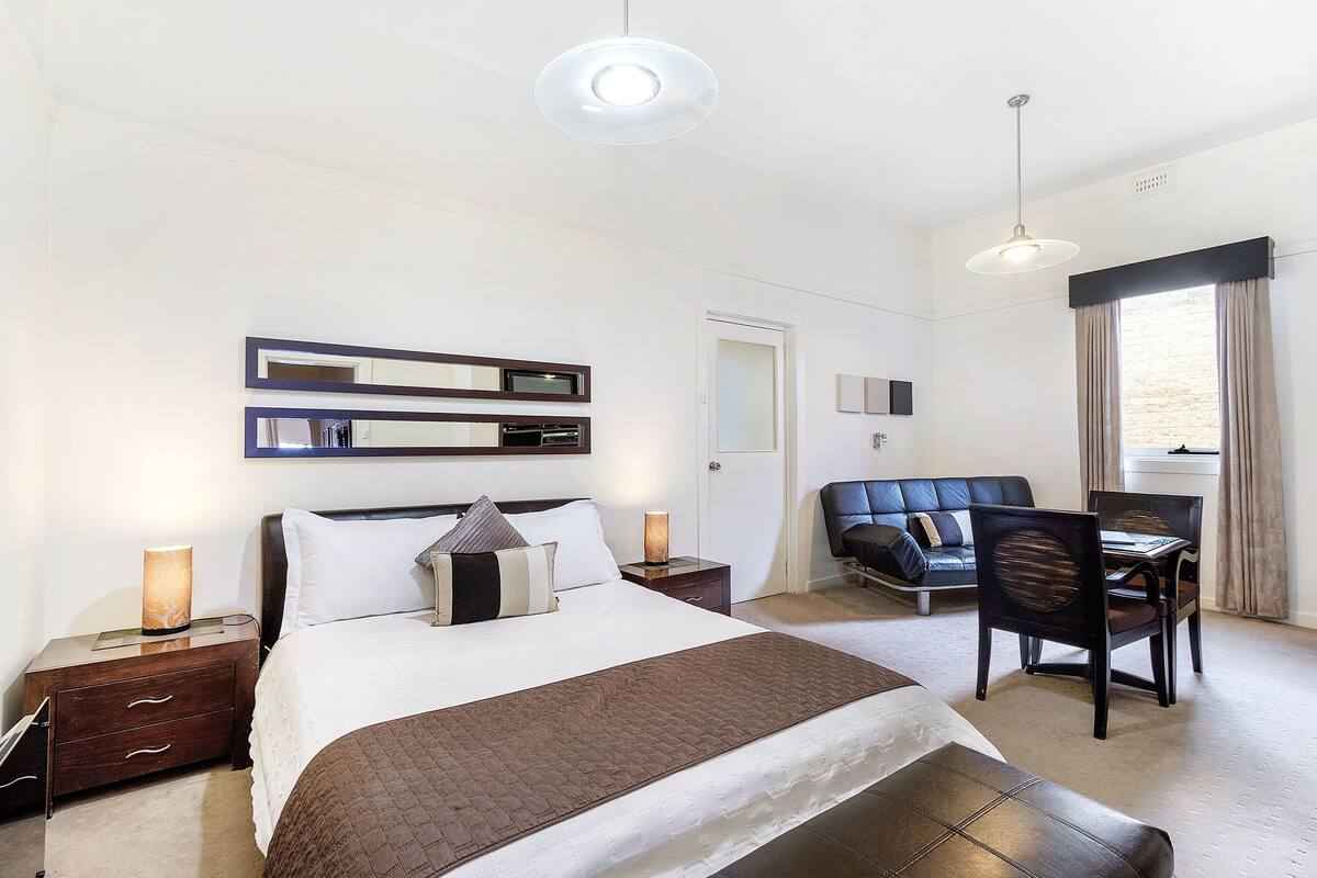 Executive Spa Room | Hypo-allergenic bedding available, pillowtop beds, minibar