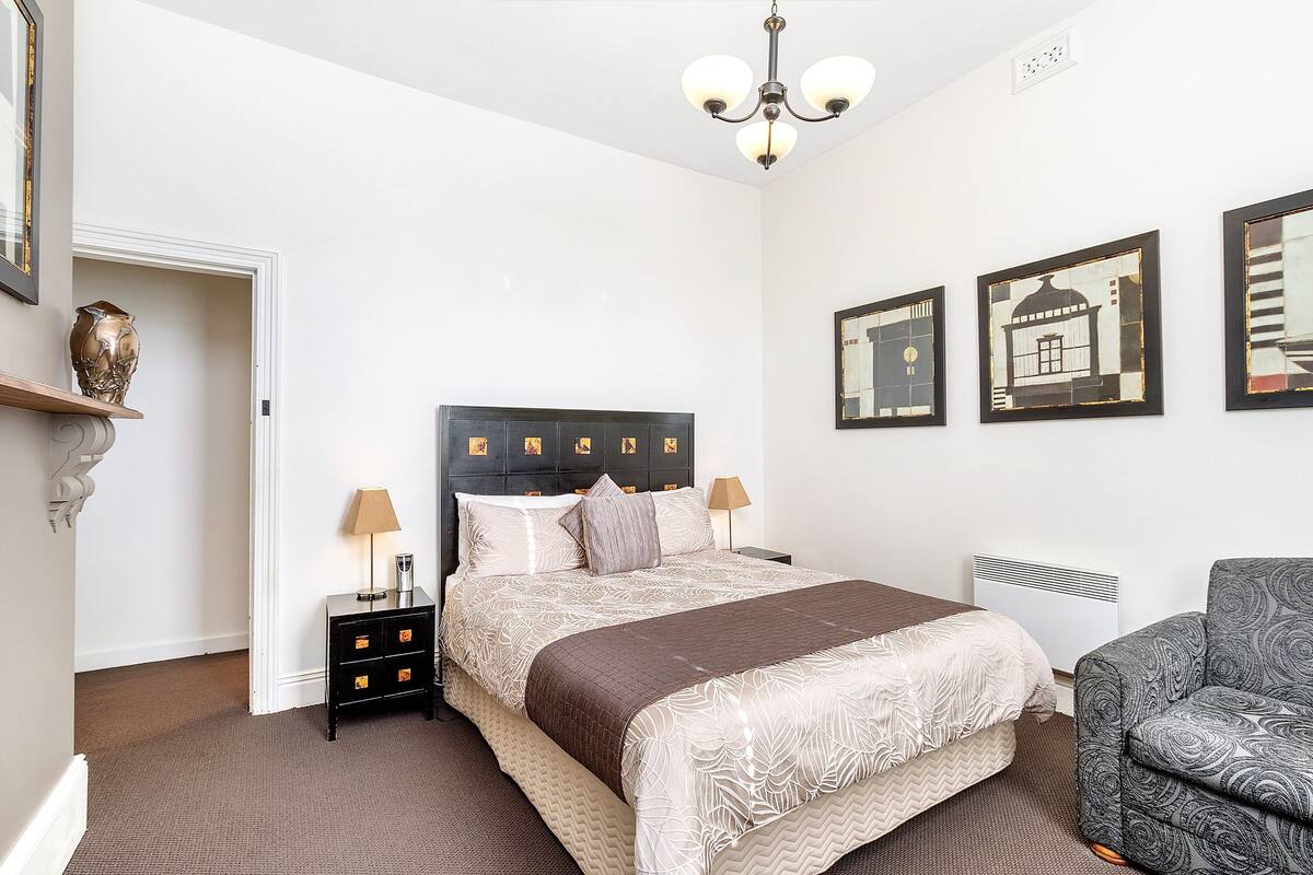 Superior Room | Hypo-allergenic bedding available, pillowtop beds, minibar