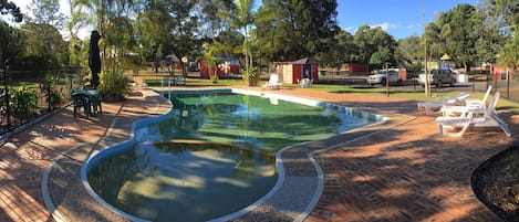 Una piscina al aire libre