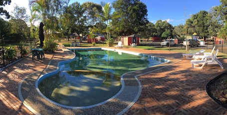 Una piscina al aire libre
