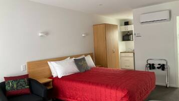 1 habitación, sistema de insonorización y tabla de planchar con plancha