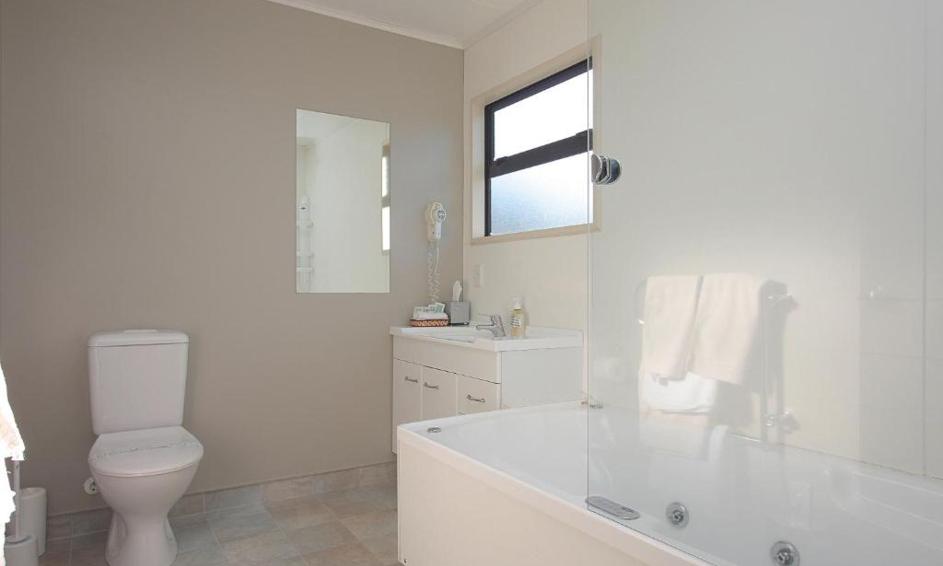 Executive-studio | Kylpyhuone | Ilmaiset hygieniatuotteet, hiustenkuivaaja, pyyhkeet, sampoo
