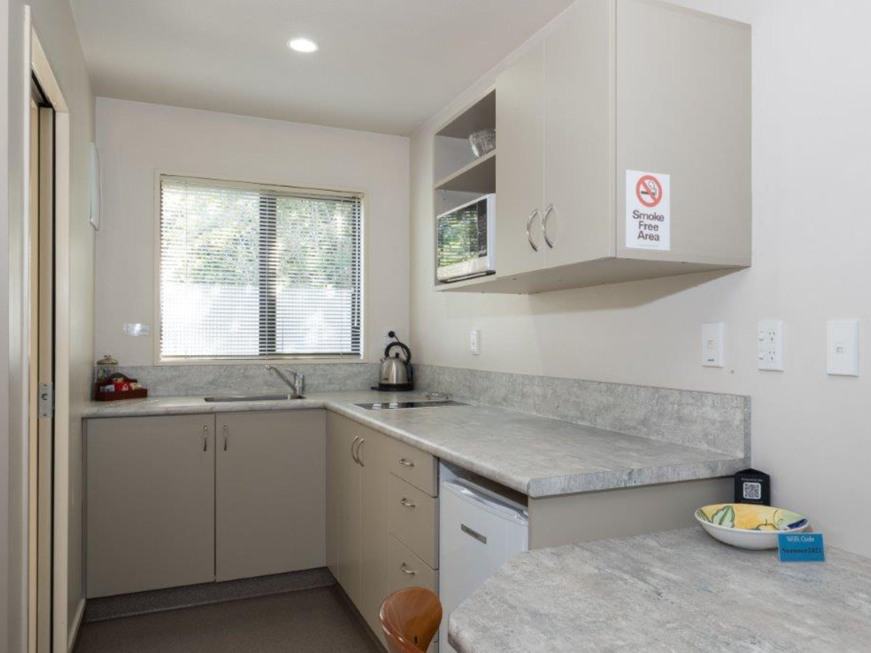 Executive Studio | Dapur kecil peribadi | Peti sejuk mini, ketuhar gelombang mikro, dapur, cerek elektrik 