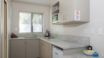 Executive Studio | Dapur kecil peribadi | Peti sejuk mini, ketuhar gelombang mikro, dapur, cerek elektrik