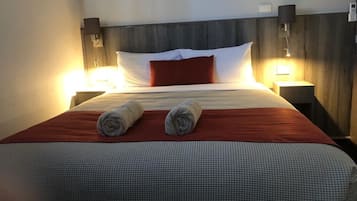Deluxe Queen Room | Desk, iron/ironing board, free WiFi, bed sheets