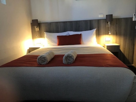 Escritorio, tabla de planchar con plancha, wifi gratis y ropa de cama . Bradman Motor Inn