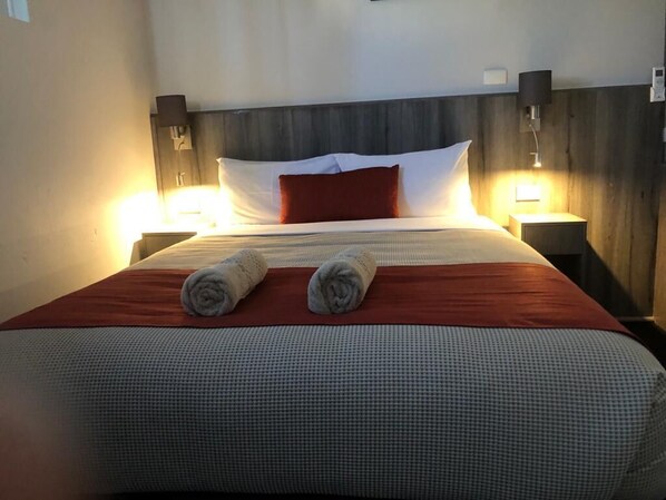 Deluxe Queen Room | Desk, iron/ironing board, free WiFi, bed sheets - Bradman Motor Inn (Cootamundra)