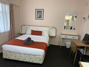 Rom – standard, ikke-røyk (Standard Double Room) | Skrivebord, strykejern/-brett, wi-fi (inkludert) og sengetøy