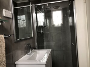Shower, free toiletries, hair dryer, towels - Bradman Motor Inn (Cootamundra)