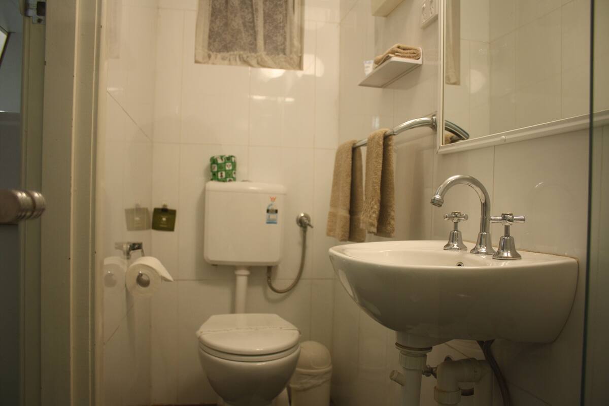 Standard Room, Non Smoking (Standard Double Room) | Bathroom amenities