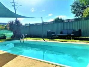 Outdoor pool, sun loungers - Bradman Motor Inn (Cootamundra)