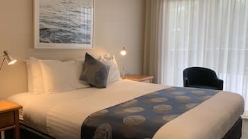 Deluxe-herbergi - svalir (Deluxe Room - Share Balcony) | Myrkratjöld/-gardínur, straujárn/strauborð, rúmföt
