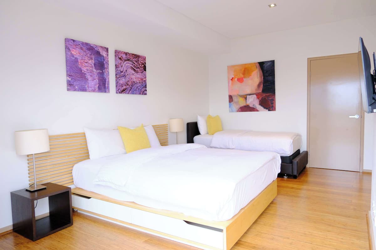 3 bedrooms, premium bedding, desk, blackout curtains