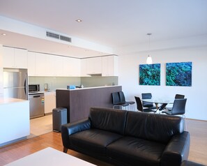 Appartement familial, 3 chambres | Cuisine privée | Mini-réfrigérateur, four à micro-ondes, un four, surface de cuisson