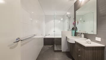 Appartement Familial, 3 chambres | Salle de bain | Articles de toilette gratuits, sĂšche-cheveux, serviettes fournies, savon