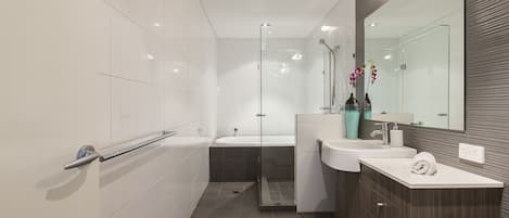 Appartement Familial, 3 chambres | Salle de bain | Articles de toilette gratuits, sĂšche-cheveux, serviettes fournies, savon