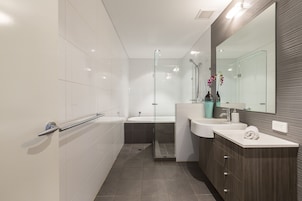 Family Apartment, 3 Bedrooms | Bathroom | Free toiletries, hair dryer, towels, soap