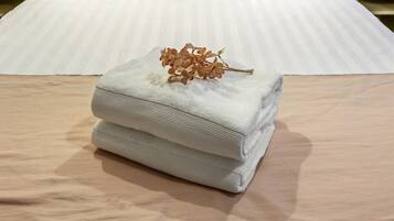 Deluxe-dobbeltværelse - 1 queensize-seng - ikke-ryger | Badeværelse | Bruser, gratis toiletartikler, hårtørrer, håndklæder