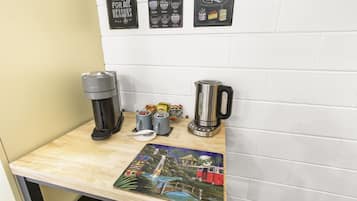 Skrifborð, vinnuaðstaða fyrir fartölvur, straujárn/strauborð