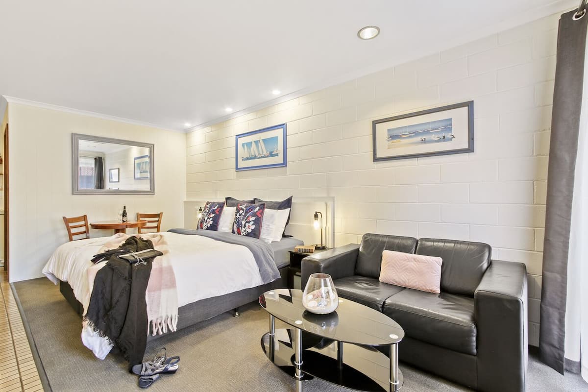 Deluxe Room, 1 King Bed | Desk, laptop workspace, iron/ironing board, free WiFi