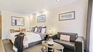 Deluxe Room, 1 King Bed | Desk, laptop workspace, iron/ironing board, free WiFi