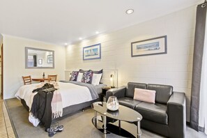 Deluxe-rum - 1 kingsize-säng | Skrivbord, arbetsyta för laptop, strykjärn/strykbräda och gratis wi-fi