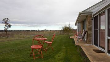 4 Bedroom House (1 Queen & 6 Singles) | Terrace/patio