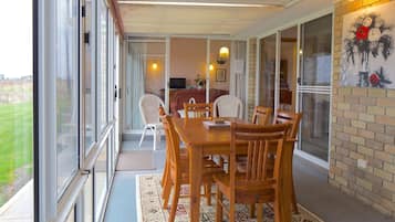 4 Bedroom House (1 Queen & 6 Singles) | In-room dining