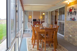 4 Bedroom House (1 Queen & 6 Singles) | In-room dining - Riversdale Estate Cottages (Cambridge)
