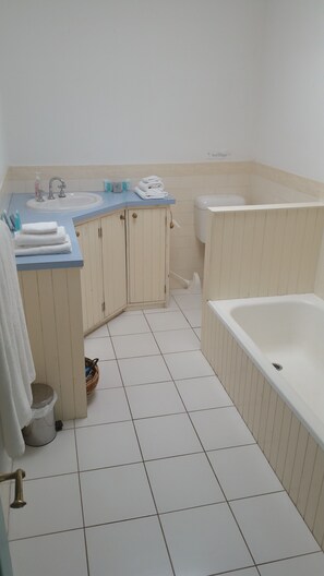 5 Bedroom House (2 Queen and 5 Singles) | Bathroom | Deep-soaking bathtub, free toiletries, hair dryer, towels