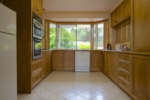 4 Bedroom House (1 Queen & 6 Singles) | Private kitchen | Fridge, microwave, stovetop, dishwasher - Riversdale Estate Cottages (Cambridge)