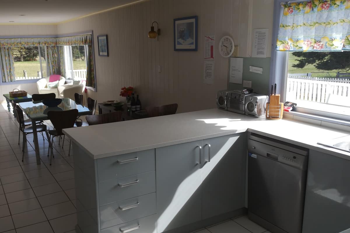 Huis, 5 slaapkamers | Privékeuken | Een koelkast, een magnetron, een kookplaat, een vaatwasser