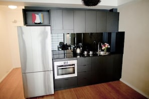 Fridge, microwave, oven, stovetop - Newtown Mews (Newtown)