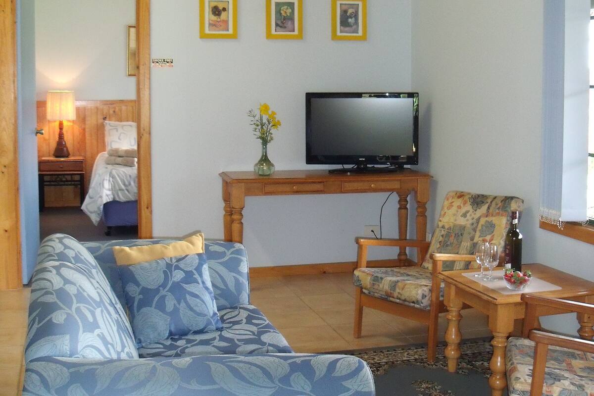 Deluxe-Chalet, 1 Queen-Bett, Talblick, zum Garten hin | Wohnzimmer | LCD-Fernseher, Kamin, DVD-Player