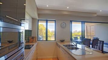Full-sized fridge, microwave, oven, stovetop