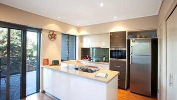 Full-size fridge, microwave, oven, stovetop