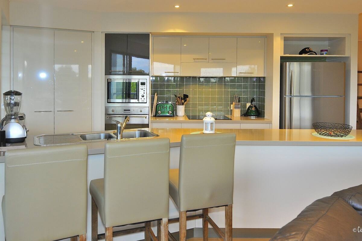 Coffee/tea maker, full-size fridge, microwave, oven