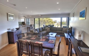 Flat-screen TV, DVD player - Loka Santi (Agnes Water)