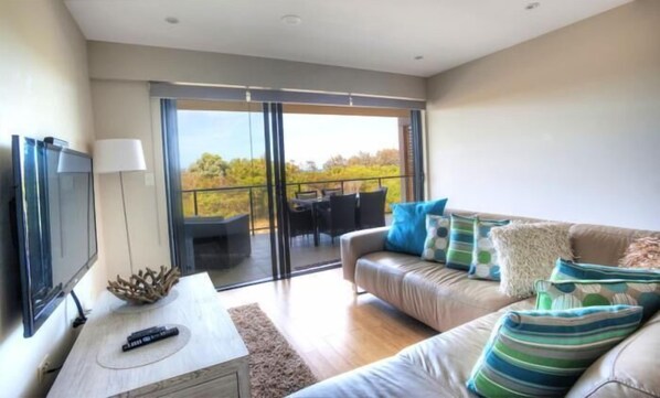 Flatscreentelevisie en een dvd-speler